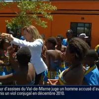 Valérie Trierweiler improvise une danse avec les enfants en Afrique