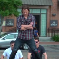 Channing Tatum parodie le grand écart de Jean-Claude Van Damme dans la pub Volvo