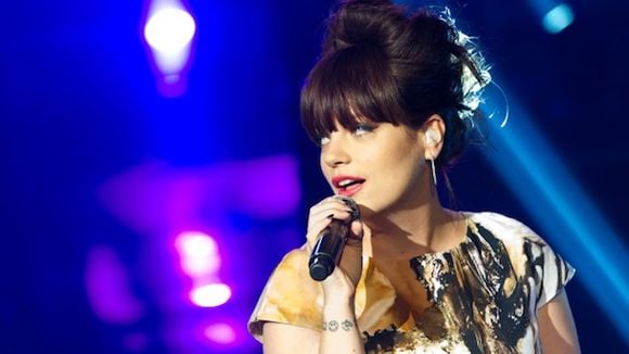 Charts UK : Lily Allen et Robbie Williams en tête, Lady Gaga s'effondre