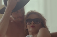 Kylie Minogue dévoile le clip de "Into the Blue"