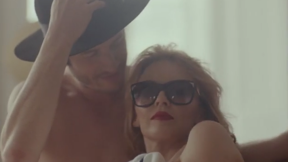 Clip : Kylie Minogue amoureuse de Clément Sibony dans "Into the Blue"