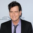 Charlie Sheen s'excuse auprès d'Ashton Kutcher... puis le menace !
