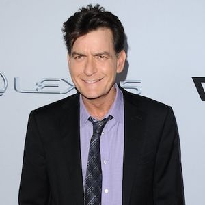 Charlie Sheen menace d'envoyer Ashton Kutcher "à l'hôpital pour un an"