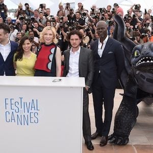 Cate Blanchett a passé sa journée avec un dragon en plastique