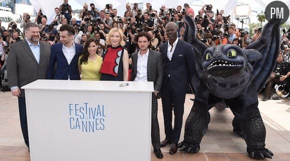 Cate Blanchett a passé sa journée avec un dragon en plastique