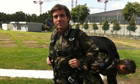 David Pujadas a sauté en parachute pour le 14 juillet