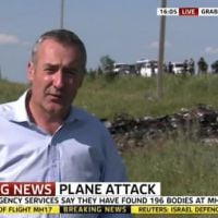 Crash Malaysia Airlines : Un reporter britannique fouille la valise d'une victime