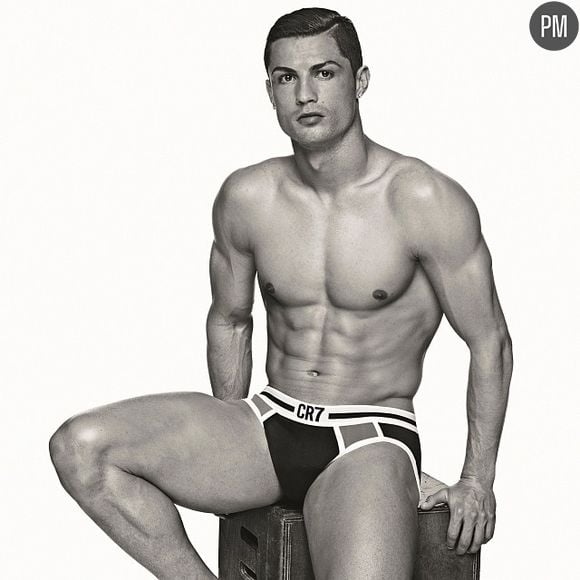 Cristiano Ronaldo pose pour ses sous-vêtements CR7