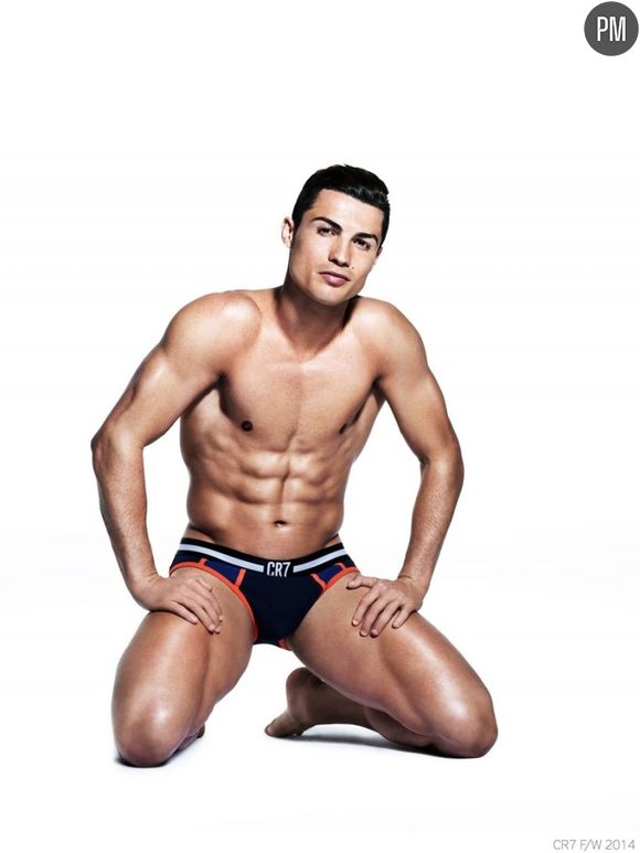 Cristiano Ronaldo pose pour ses sous-vêtements CR7