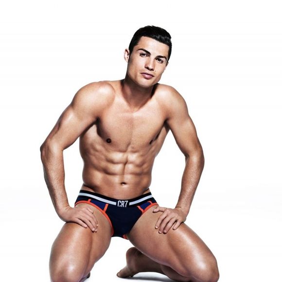 Cristiano Ronaldo pose pour ses sous-vêtements CR7