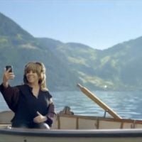 Pub : Tina Turner s'amuse de son amour pour la Suisse