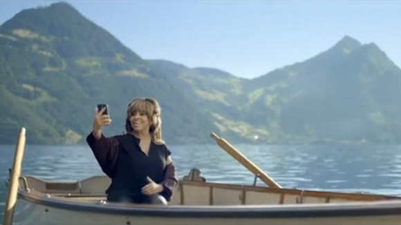 Pub : Tina Turner s'amuse de son amour pour la Suisse