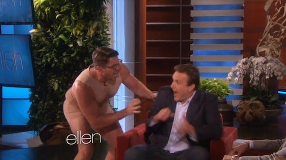 Ellen DeGeneres effraie Jason Segel avec un homme nu !