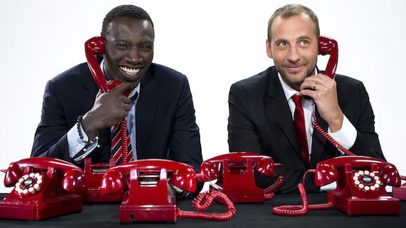 Les doigts d'Omar et Fred dans une pub pour l'iPhone 6