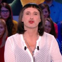 Antoine de Caunes déguisé en femme dans "Le Grand Journal"