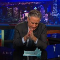Jon Stewart et Conan O'Brien : Les late shows américains rendent hommage à "Charlie Hebdo"
