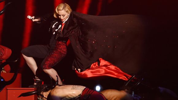 Grosse chute de Madonna aux BRIT Awards