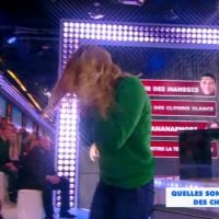 "TPMP" : Louane terrorisée en direct par... une banane !