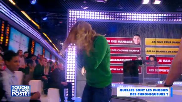 Louane terrorisée par une banane dans "Touche pas à mon poste"