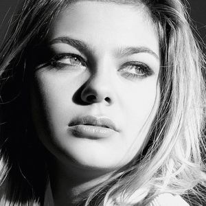 Louane en tête des charts français