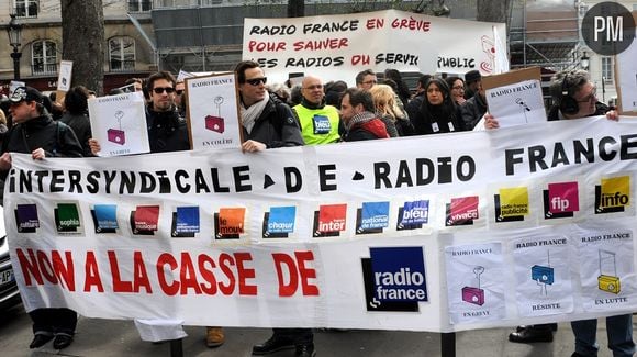 Salariés de Radio France manifestant devant l'Assemblée nationale le 31 mars dernier