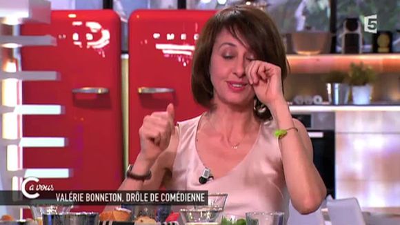 Valérie Bonneton au bord des larmes dans "C à vous"