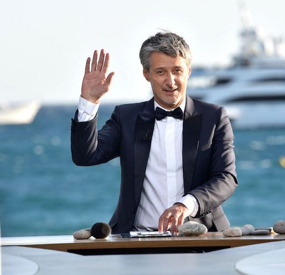 Antoine de Caunes vous salue bien