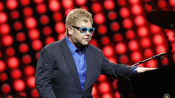 Elton John attaque Closer, Téléstar et VSD pour violation de la vie privée