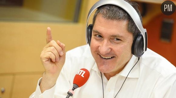 Yves Calvi présente la matinale de RTL