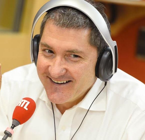 Yves Calvi présente la matinale de RTL