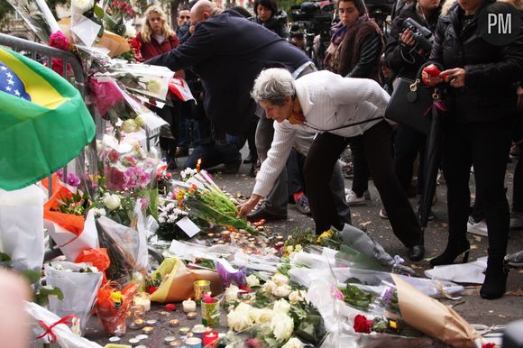 Devant "Le Bataclan", le recueillement à Paris.