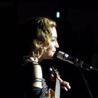 Attentats : Madonna chante "La vie en rose" lors de l'un de ses concerts