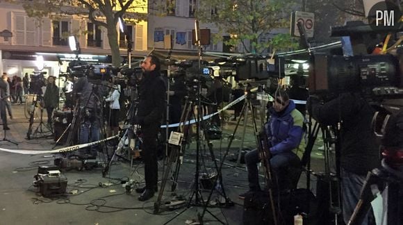 Les médias français et étrangers, dimanche à Paris, sur le boulevard Richard Lenoir.