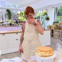 "Le Meilleur pâtissier" : Caroline fond en larmes face à son gâteau qui s'effondre