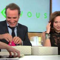 Jean Dujardin gêné en recevant un cadeau pour sa fille dans "C à vous"