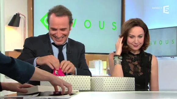 Jean Dujardin gêné en recevant un cadeau pour sa fille dans "C à vous"