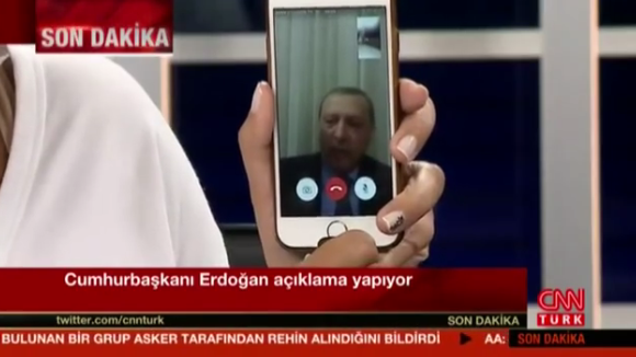 Coup d'Etat en Turquie : Quand le président Erdogan appelle la population à résister via Face Time