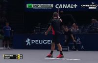 Jean-Vincent Placé recadré par Stan Wawrinka en plein match.