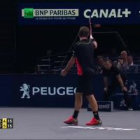 Stan Wawrinka recadre Jean-Vincent Placé en plein match de tennis