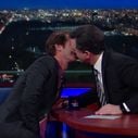 Andrew Garfield explique son baiser à Ryan Reynolds... et embrasse Stephen Colbert !