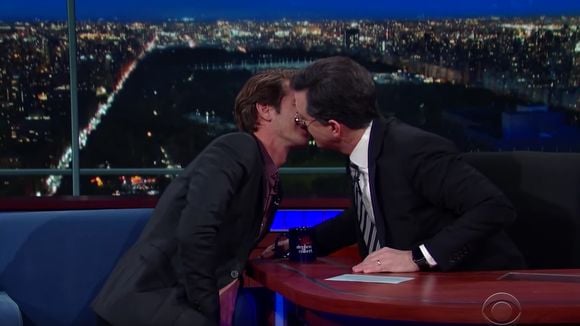 Andrew Garfield explique son baiser à Ryan Reynolds... et embrasse Stephen Colbert !