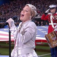 Super Bowl 2018 : L'époustouflante prestation de Pink lors de l'hymne national