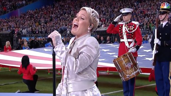 Super Bowl 2018 : L'époustouflante prestation de Pink lors de l'hymne national