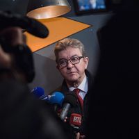 "L'arroseur est arrosé" : Jean-Luc Mélenchon charge "Mediapart" après la perquisition avortée du journal