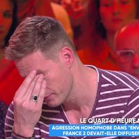 "Touche pas à mon poste" : Victime d'homophobie, Matthieu Delormeau, en larmes, révèle vivre "avec une arme"