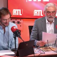 "Il vient nous emmerder la vie !" : Christian Clavier perturbe la chronique de Pascal Praud sur RTL