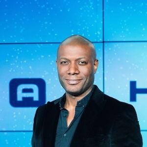 Harry Roselmack sur le plateau de "Sept à huit"