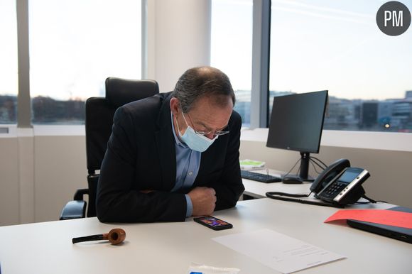 Jean-Pierre Pernaut à 8h30 à son bureau. A ses côtés, une pipe de Saint-Claude reçue en cadeau