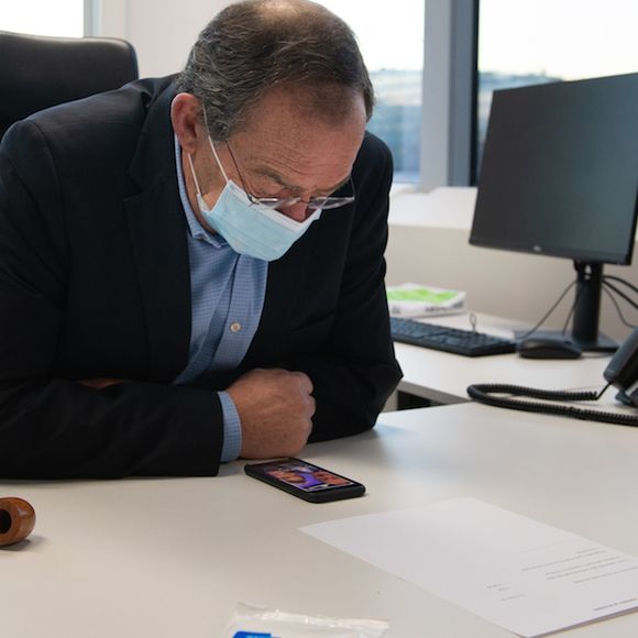 Jean-Pierre Pernaut à 8h30 à son bureau. A ses côtés, une pipe de Saint-Claude reçue en cadeau