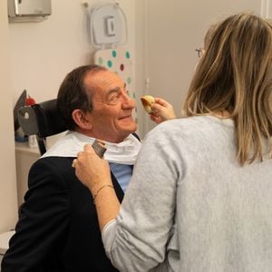 Jean-Pierre Pernaut au maquillage avec Evelyne Dhéliat